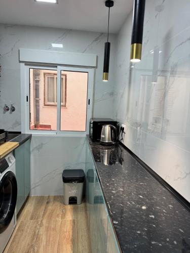 Η κουζίνα ή μικρή κουζίνα στο Entire apartment in the heart of downtown N&N