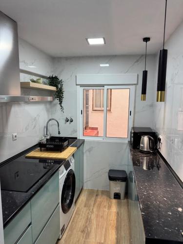 Η κουζίνα ή μικρή κουζίνα στο Entire apartment in the heart of downtown N&N