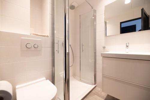 une salle de bain avec une douche, des toilettes et un lavabo dans l'établissement Seaview Studio, Palais des Festivals, à Cannes