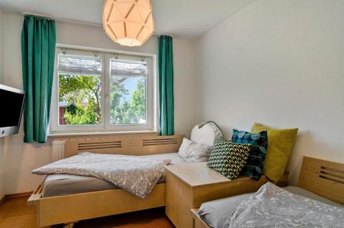 a bedroom with two beds and a window at Bodenseenahe ruhige Ferienoase in Uhldingen-Mühlhofen