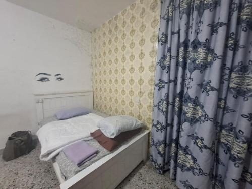 Una cama o camas en una habitación de Old room with a balcony and view