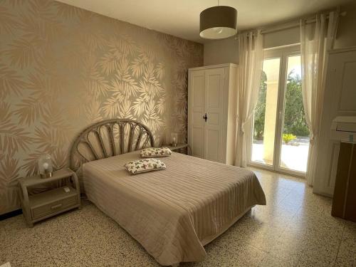 une chambre avec un lit avec deux oreillers dessus dans l'établissement Villa 3 étoiles de 120m2 - vue mer - clim - mer à 600m, à Roquebrune-sur Argens