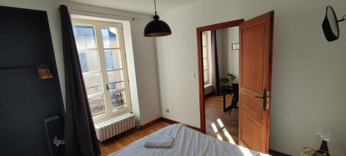 une chambre vide avec une porte et une fenêtre dans l'établissement Le Courbet Fabulous 1-Bedroom, à Dijon