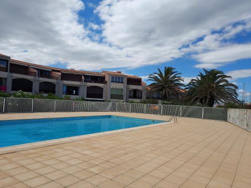 une piscine devant un immeuble dans l'établissement Studio dans Marina avec piscine, à Saint Cyprien Plage