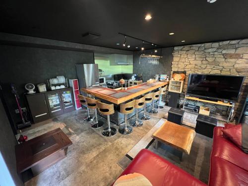an overhead view of a kitchen with a bar and chairs at ゲストハウス熱海西山ガーデン in Atami
