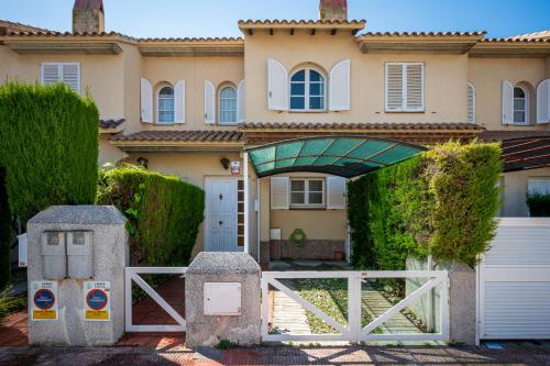 a house with a gate and a fence at AT309 Con piscina a 5min playa in Altafulla