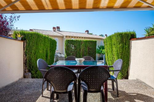 a table and chairs sitting on a patio at AT309 Con piscina a 5min playa in Altafulla