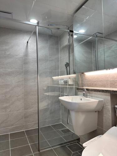a bathroom with a glass shower and a sink at 킨텍스 홍대 서울역 김포공항 고양종합운동장- Foreigner Only in Goyang