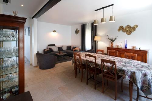 a living room with a table and a couch at Le refuge Champenois in Verneuil
