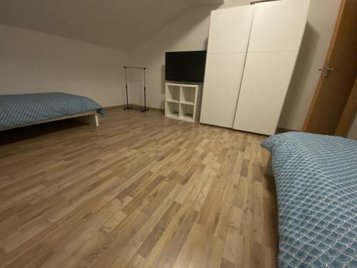 Μια τηλεόραση ή/και κέντρο ψυχαγωγίας στο Monteurwohnung , 4 Schlafzimmer, 130qm, Balkon, einzige Wohneinheit im Haus, Parkplatz