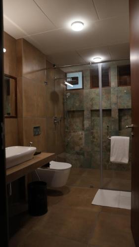 ein Badezimmer mit Dusche, Toilette und Waschbecken in der Unterkunft Waterwoods Boutique Resort & Villas Havelock in Havelock Island