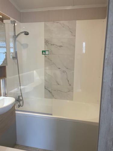 Et badeværelse på Enlli Beach View Hafyn y Môr