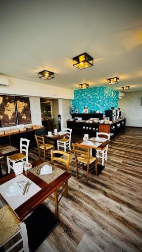 Een restaurant of ander eetgelegenheid bij Hotel Cristina