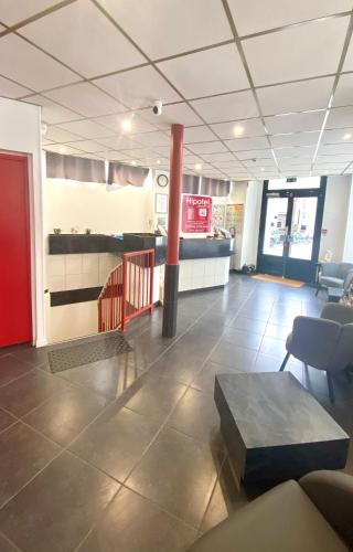 - un hall d'un restaurant avec une table et des chaises dans l'établissement Hipotel Paris Belgrand Mairie du 20ème, à Paris