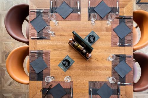 a table with wine glasses and napkins on it at Galeria Jahorina Luxury Ski Apartments and Restaurant in Jahorina