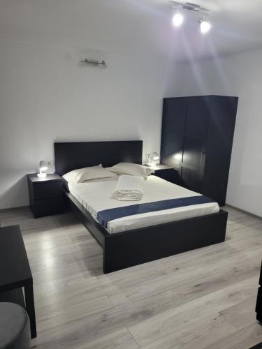 Ένα ή περισσότερα κρεβάτια σε δωμάτιο στο Casa Floare de Colt