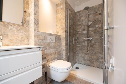 une salle de bain avec toilettes et douche dans l'établissement Croisette Palais des Festivals Studio, à Cannes