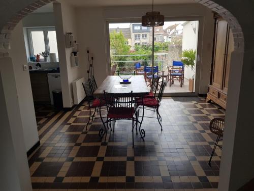 d'une salle à manger avec une table et des chaises. dans l'établissement A deux pas de la Mer. Maison avec jardin sud. Les Moussaillons, à Dunkerque
