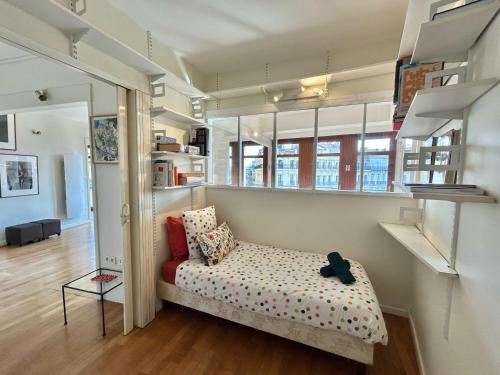 - un salon avec un banc dans une pièce dans l'établissement Le Panoramique - Appartement T3 Centre-Ville, Vieux-Port, Gare Saint-Charles, à Marseille
