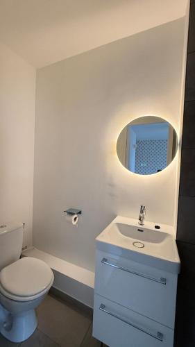 une salle de bain avec des toilettes blanches et un lavabo dans l'établissement Madeleine - Studio Charmant, à Orléans