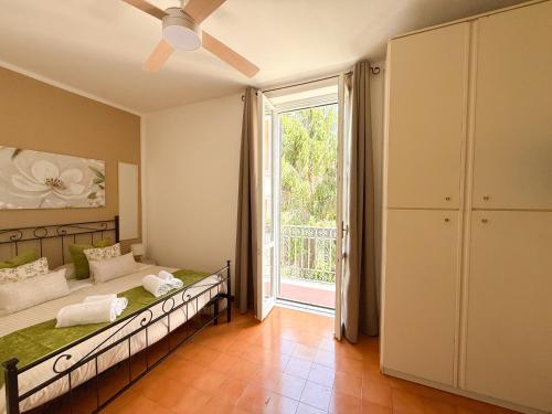 ローマにあるNEW! St Peter Roman holidays 1953のベッドと大きな窓のある寝室