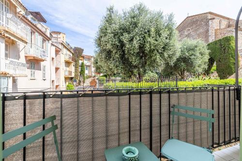 d'un balcon avec deux chaises et une clôture. dans l'établissement LA MAISON DU SUQUET duplex avec terrasse en plein centre, à Cannes