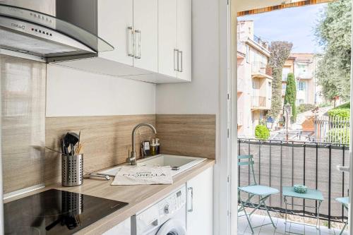 d'une cuisine avec évier et d'un balcon. dans l'établissement LA MAISON DU SUQUET duplex avec terrasse en plein centre, à Cannes