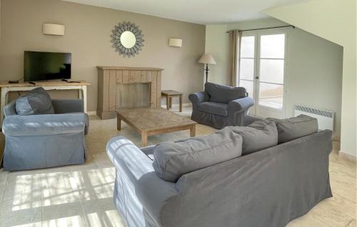 - un salon avec un canapé, deux chaises et une télévision dans l'établissement Nice Home In Saint-Laurent-De-La-Ca, à Saint-Laurent-de-la-Cabrerisse