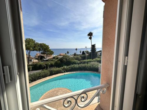 d'un balcon avec vue sur la piscine. dans l'établissement Villa - 160m2 -vue mer - 300m des plages, à Roquebrune-sur Argens