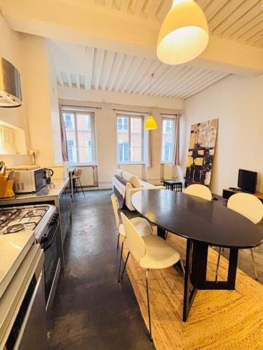une cuisine et une salle à manger avec une table et des chaises dans l'établissement Appartement au centre de Lyon Flandrin, à Lyon