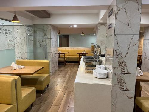 Χώρος καθιστικού στο Hotel Golden Plaza surat