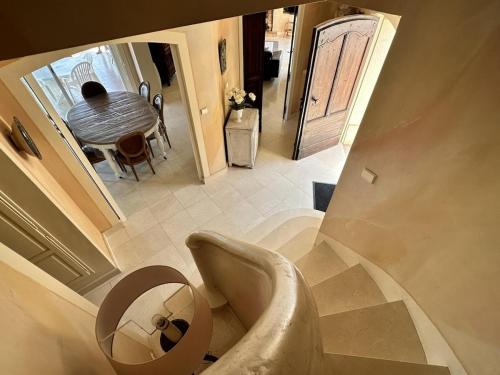 une vue d'un couloir avec une table et une baignoire dans l'établissement Villa - 160m2 -vue mer - 300m des plages, à Roquebrune-sur Argens