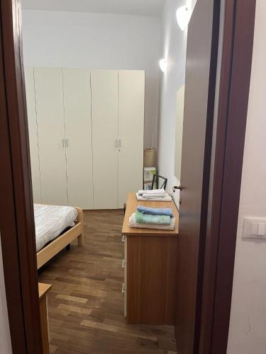 a room with a desk and a bed in a room at appartamento genziane in Genova