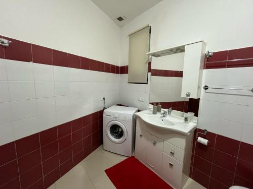a bathroom with a washing machine and a sink at appartamento genziane in Genova