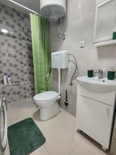 a bathroom with a toilet and a sink at Studio Jovana Stan na dan Kikinda in Kikinda