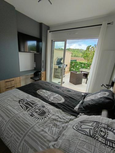 Ένα ή περισσότερα κρεβάτια σε δωμάτιο στο Extension indépendante avec extérieur 35min Disney