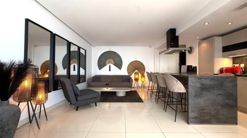 - un salon et une cuisine avec un canapé et des chaises dans l'établissement Suite Design Palm Beach, à Cannes