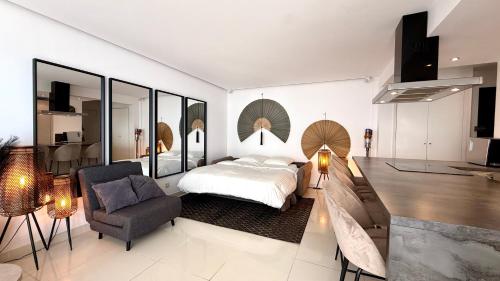 une chambre avec un lit et une chaise dans l'établissement Suite Design Palm Beach, à Cannes