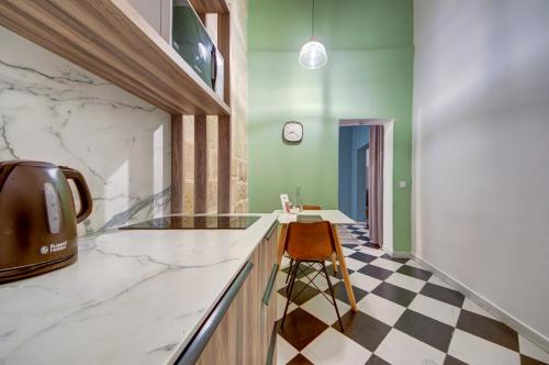 cocina con encimera y silla en The House in Old Mint Street, en La Valeta