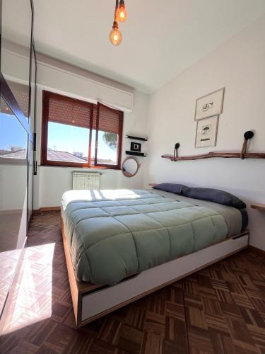a bedroom with a large bed in a room at AliRiHome in Rapallo
