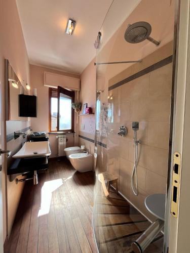 a bathroom with a shower and a sink at AliRiHome in Rapallo