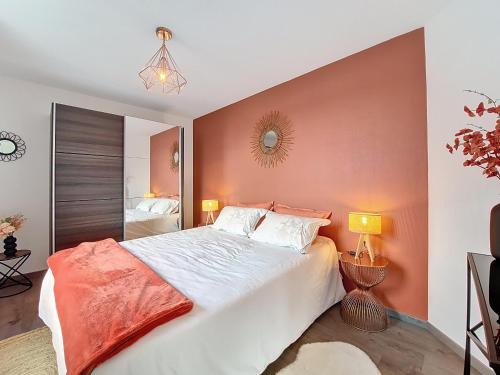 une chambre avec un grand lit aux murs orange dans l'établissement Chez Lady Mag - Neuf - Confort - Parking - Proche centre-ville - Tram, à Strasbourg