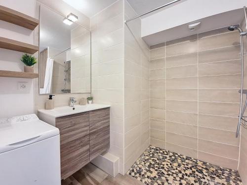 une salle de bain avec un lavabo et une douche dans l'établissement Chez Lady Mag - Neuf - Confort - Parking - Proche centre-ville - Tram, à Strasbourg
