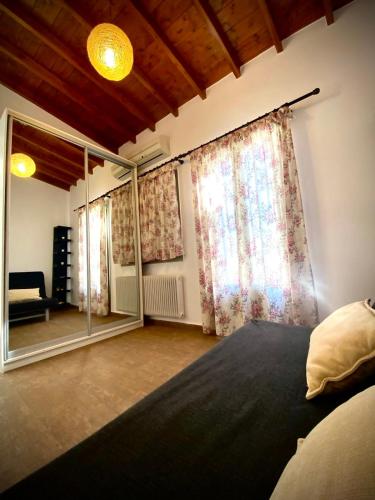Postel nebo postele na pokoji v ubytování SunLight Ermoupolis