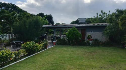 Taman di luar Suíte em uma reserva ambiental com piscina