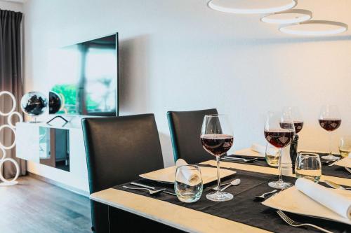 een tafel met wijnglazen erop bij Relax Apartment Black & White in Friedrichshafen