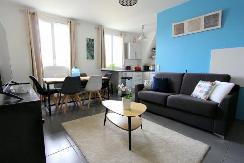 un salon avec un canapé et une table dans l'établissement TAGE3 - Disneyland Paris & Val d'Europe pour 6 voyageurs, à Serris