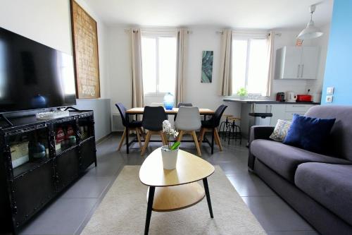 un salon avec un canapé et une table dans l'établissement TAGE3 - Disneyland Paris & Val d'Europe pour 6 voyageurs, à Serris