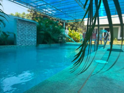 una piscina vacía con un columpio en VILLA RISHAAM with swimming pool, en Pondicherry