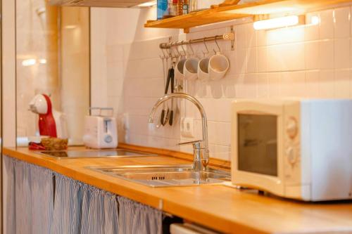 A kitchen or kitchenette at T1· Family Getaway 50m from the Beach